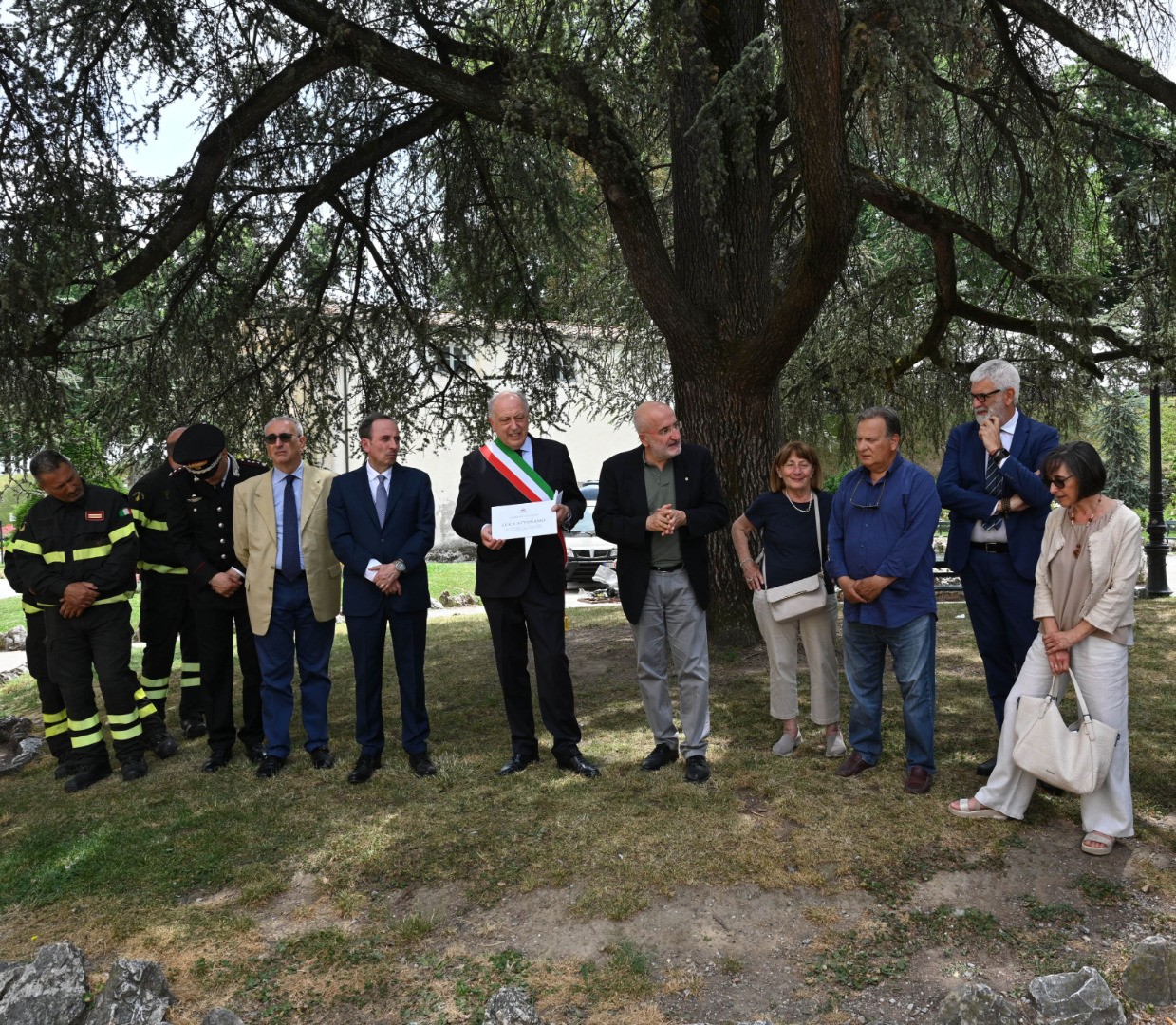 La targa di titolazione del cedro a Luca Attanasio nelle mani del sindaco Tambellini