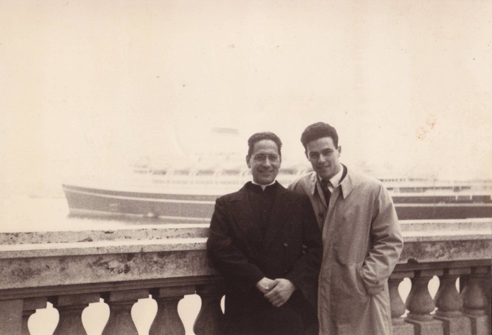 1954, Genova - Don Arturo, con Pier Giorgio Camaiani, prima dell'imbarco come cappellano nelle navi dei migranti in Argentina