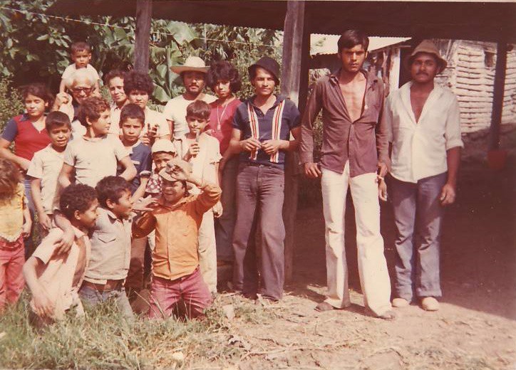 1974, Venezuela, Bojo - Fratel Arturo circondato da alcune famiglie della cooperativa agricola
