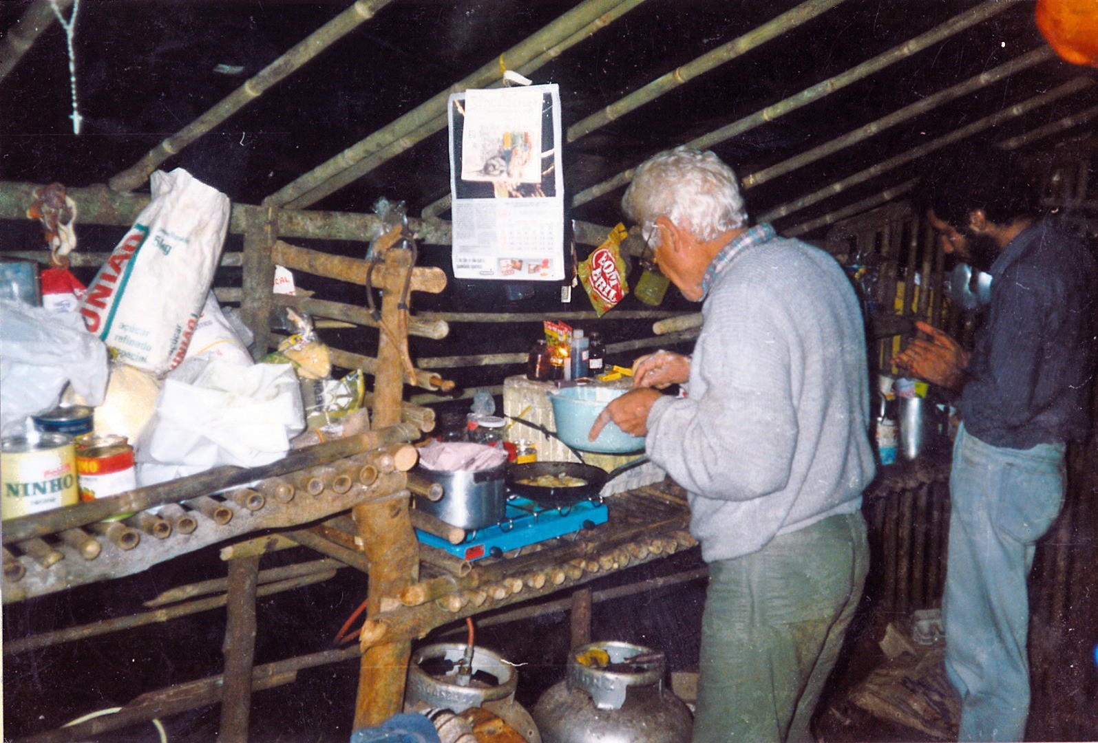 1990, Brasile - Fratel Arturo nella cucina di un accampamento dei Sem Terra