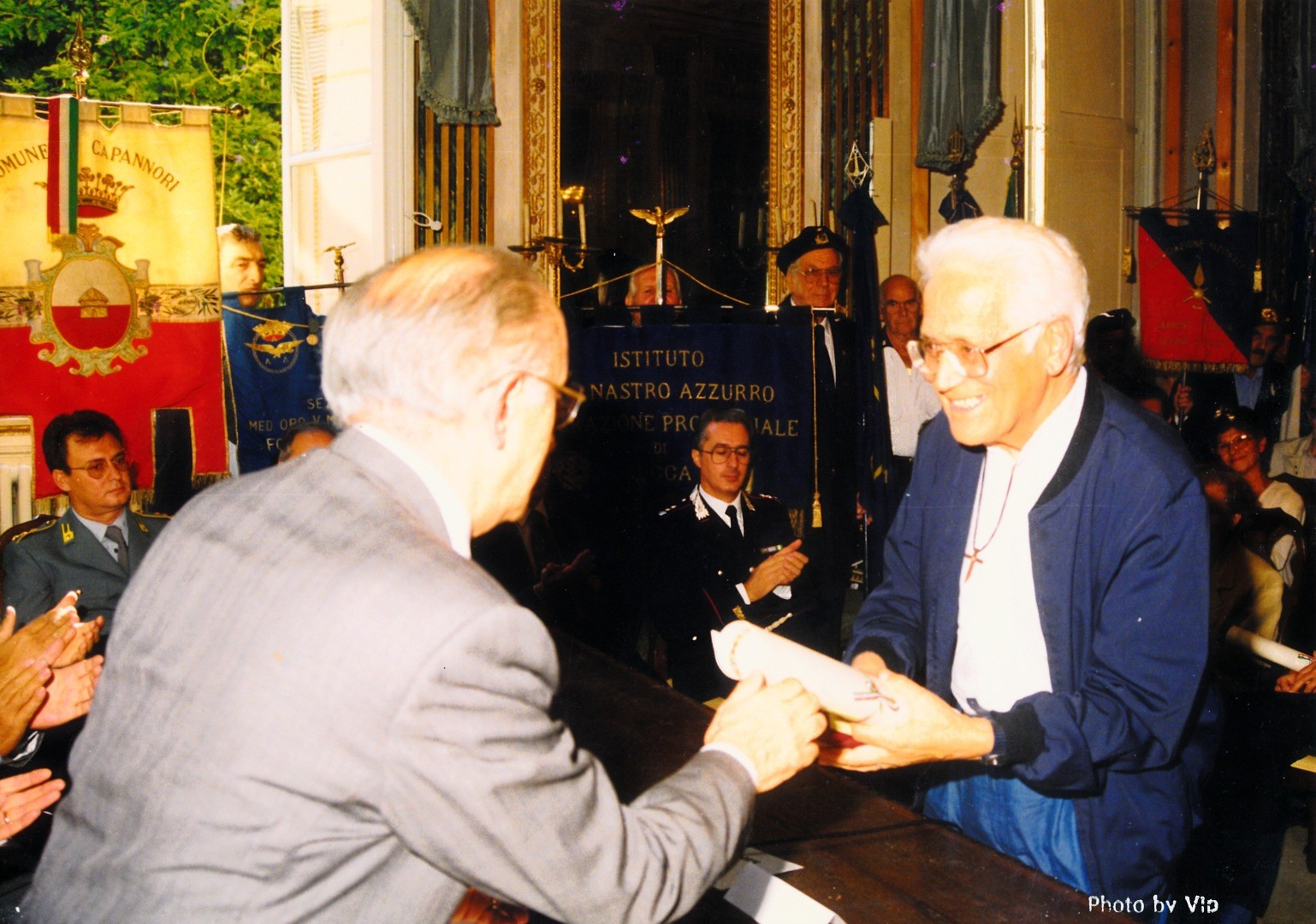 1994, 4 settembre - Lucca, il sindaco Giulio Lazzarini consegna la pergamena con il titolo di partigiano