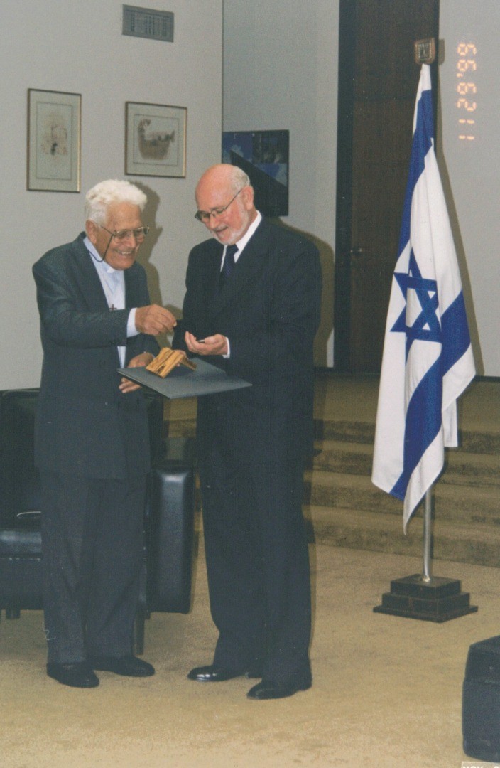 1999, Brasilia, Ambasciata di Israele - Fratel Arturo Paoli riceve la medaglia e la pergamena di Giusto tra le Nazioni per aver salvato la vita di molti ebrei durante la persecuzione nazista