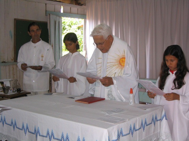 2003, Foz do Iguaçu - Fratel Arturo celebra la messa durante la Settimana Santa