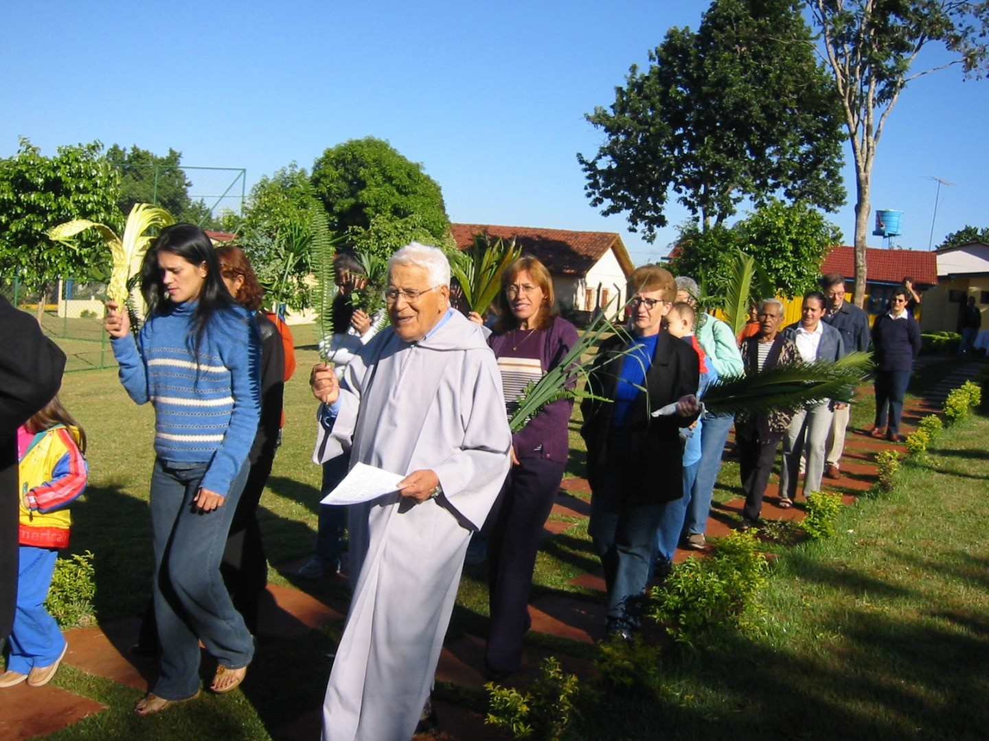 2003, Foz do Iguaçu -Fratel Arturo guida la processione della domenica delle Palme ad A.F.A