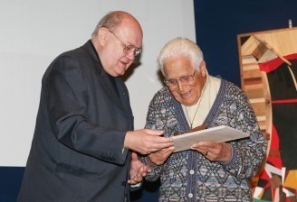 2005, Gemona del Friuli - Fratel Arturo al Lab Internazionale della comunicazione riceve il premio del Gamajun che viene conferito a un personaggio eminente della cultura europea che abbia esaltato la dignità e la virtualità umana