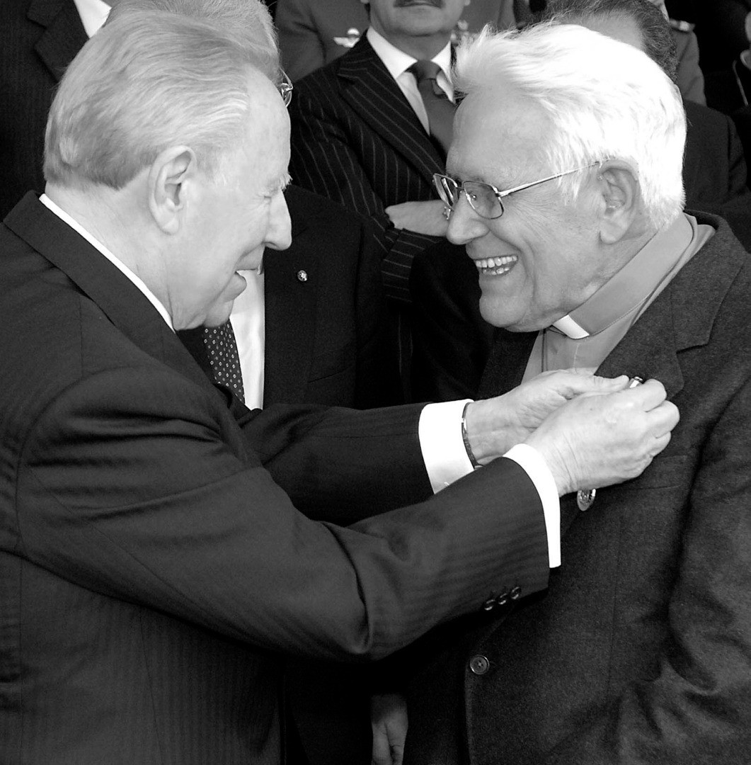 2006, 25 aprile - Roma, Quirinale - Il Presidente della Repubblica Ciampi consegna a fratel Arturo la medaglia d'oro al valor civile
