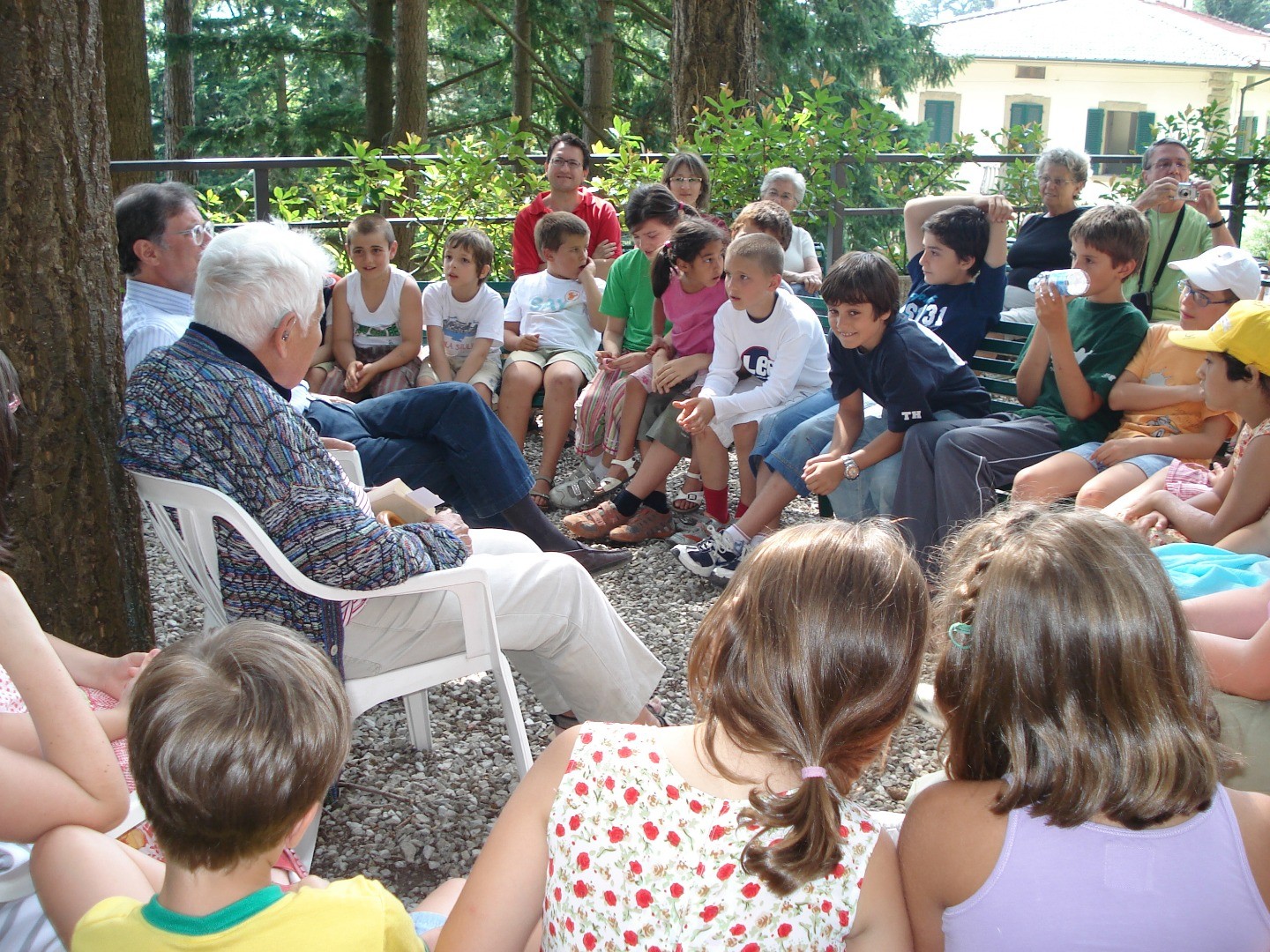 2008, Monte Senario, Firenze - Arturo Paoli con i bambini dell'incontro organizzato dall'associazione Ore undici