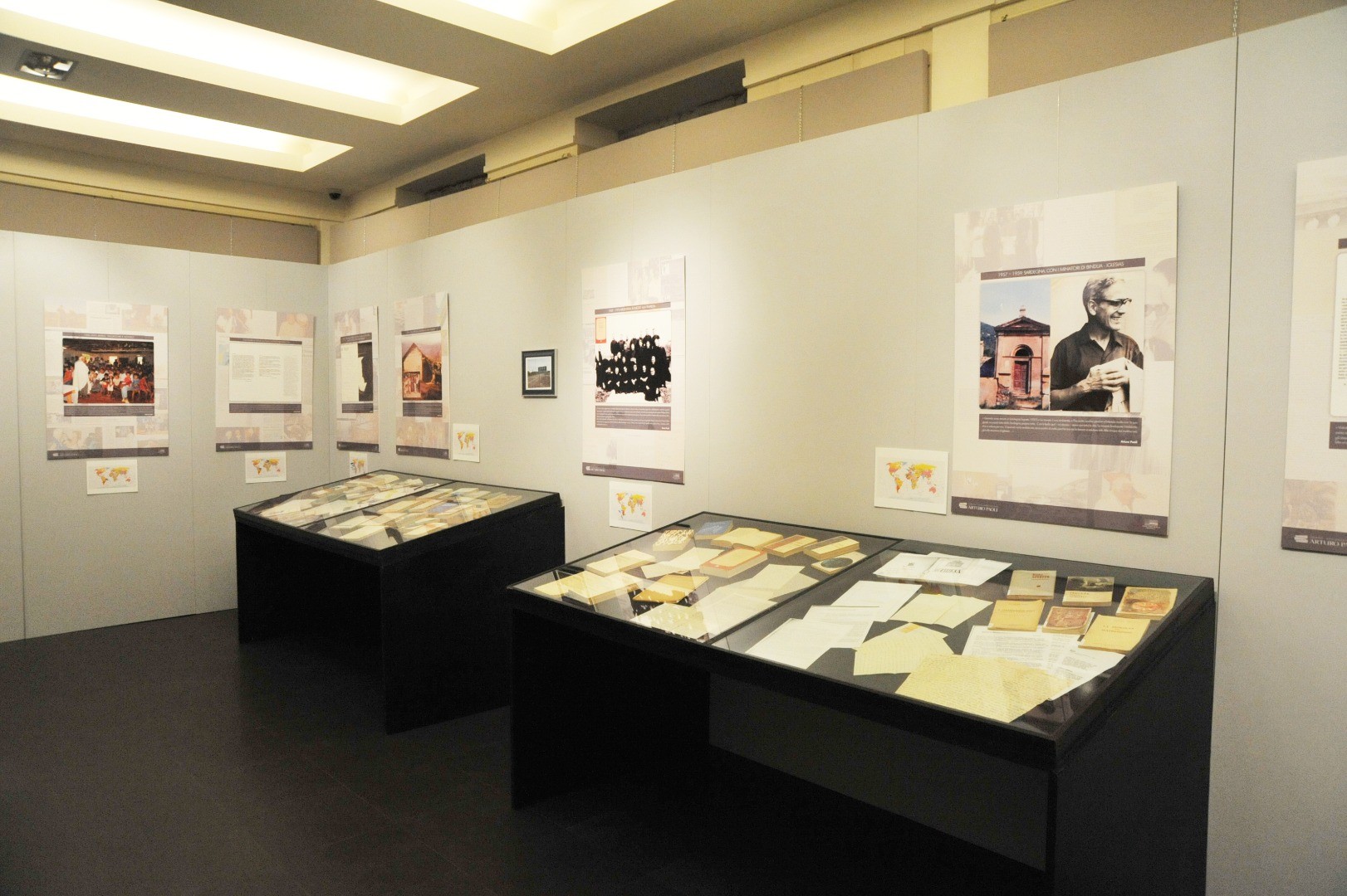 Lucca, Palazzo delle Esposizioni FBML, 3 dicembre 2011 - La mostra espositiva del Fondo documentazione Arturo Paoli